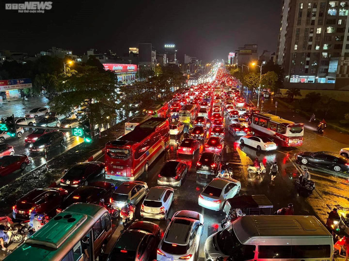 "Quãng đường chỉ 12km thôi mà đã 3 tiếng rồi tôi vẫn chưa thể về tới nhà", anh Hùng ngán ngẩm.