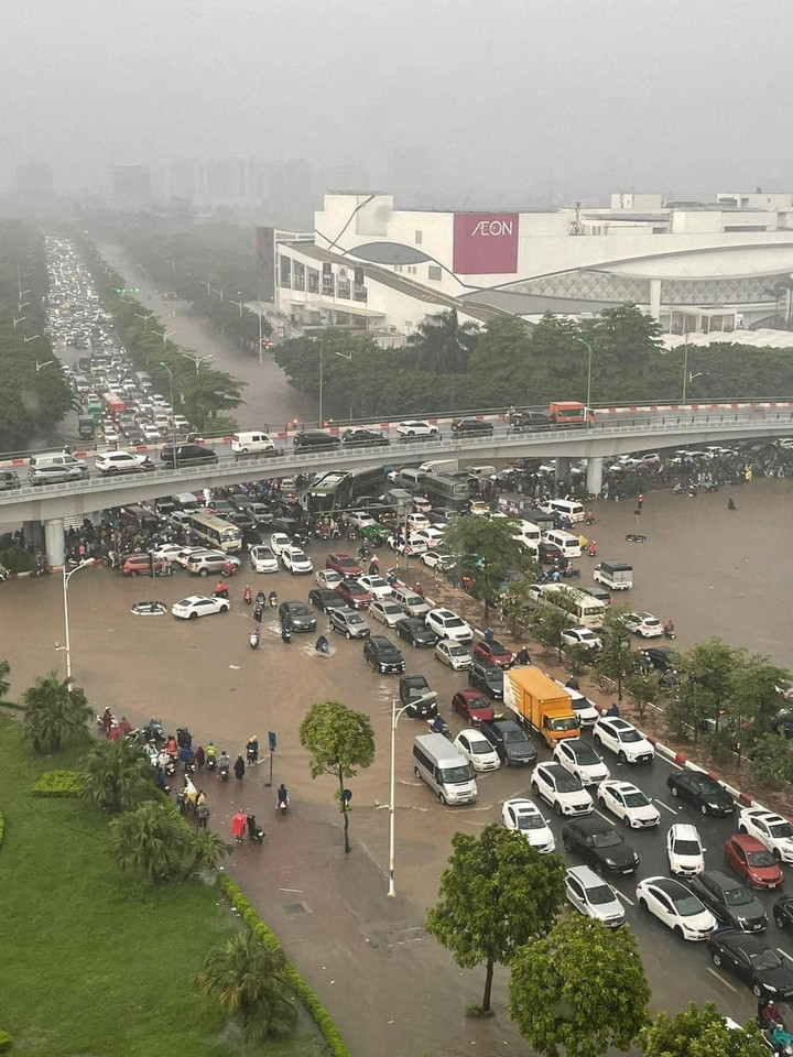 Ngã tư Cổ Linh, đoạn trước Trung tâm thương mại Aeon mall nhìn từ trên cao.