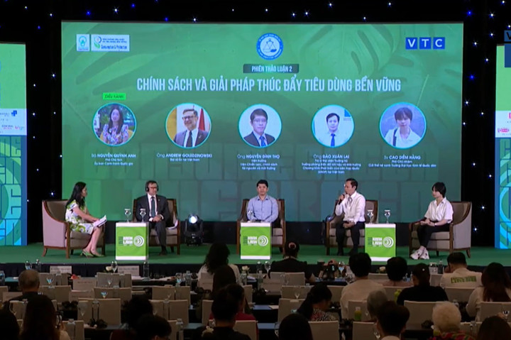 Hai phiên thảo luận về “Sản xuất và phân phối bền vững hướng tới tiêu dùng bền vững” và “Chính sách và giải pháp thúc đẩy tiêu dùng bền vững”.