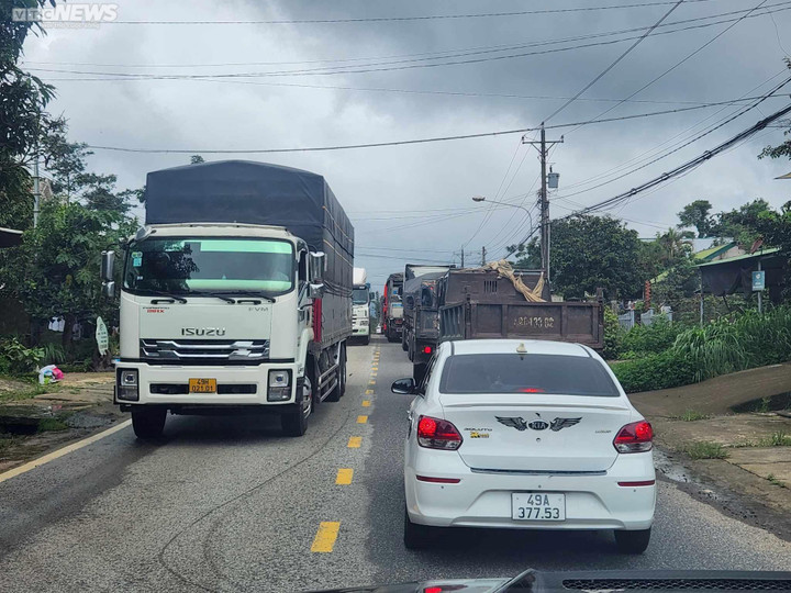 Lượng xe tại đèo Bảo Lộc hiện khá đông.