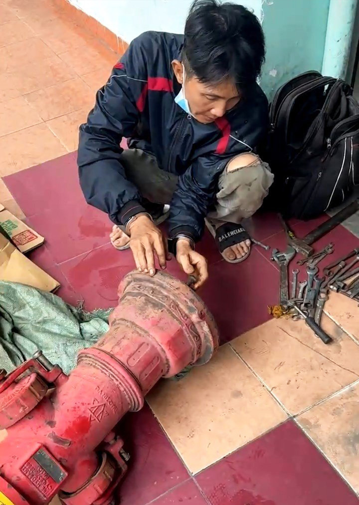 Liêu Thanh Nhàn cùng tang vật vụ án. (Ảnh Công an cung cấp)