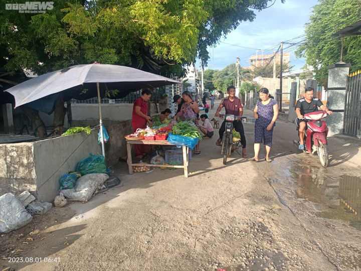 Người dân thôn Vĩnh Trường (Khu vực dự án Nhà máy điện hạt nhân 1) vui mừng khi tỉnh hủy thông báo thu hồi đất cho điện hạt nhân.