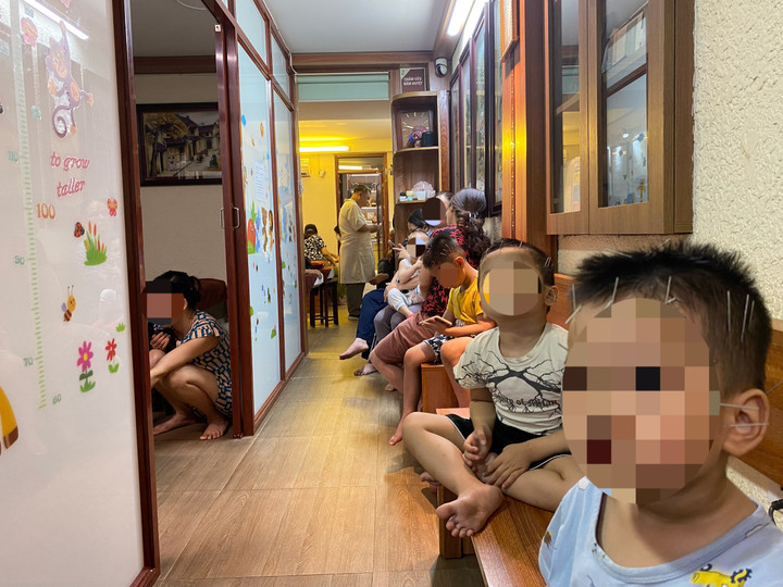 Phòng khám của ông Việt hiện có hơn 50 bé tự kỷ, tăng động, bại não đang châm cứu.
