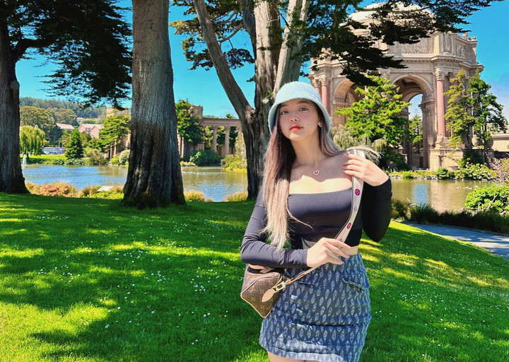 "Em đặt mục tiêu du học Mỹ từ năm nhất đại học. Ngoài chuẩn bị về học thuật, ngoại ngữ, em cũng cố gắng tích góp tài chính. Em làm nhiều công việc một lúc để đảm bảo nguồn thu nhập. Đến nay, em vẫn duy trì các công việc làm trực tuyến để có thêm trang trải chi phí sinh hoạt, học hành ở Mỹ. Đó là điều khiến em thấy hãnh diện", cô gái Việt tâm sự thêm.