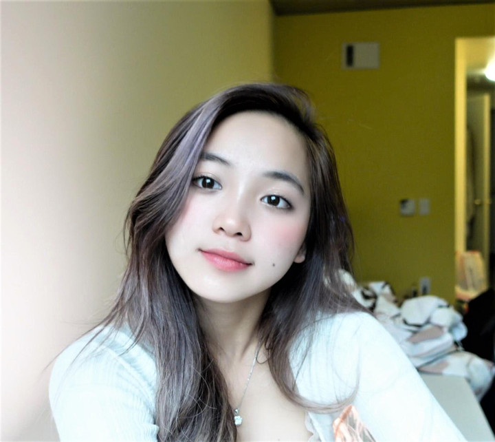 "Gia đình là món quà mà ông trời ban tặng, hãy luôn trân trọng gia đình" là quan điểm sống của Vân Anh, bởi vậy, những lúc vui hay buồn, nữ sinh đều nghĩ đến người thân để làm động lực sống tốt hơn.