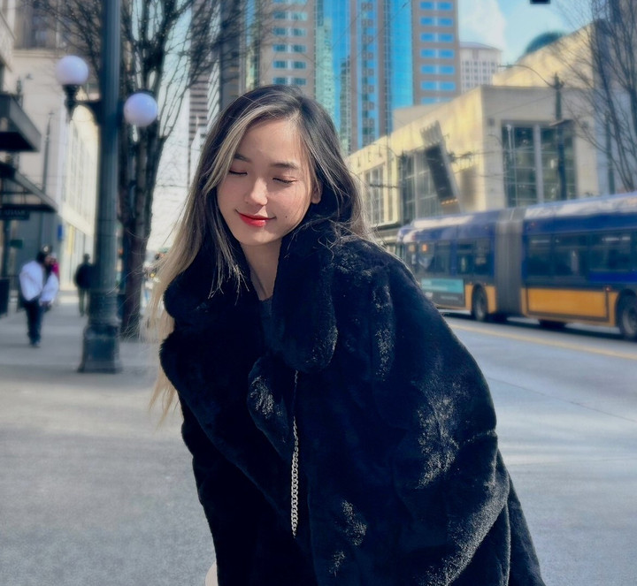 Chia sẻ về kinh nghiệm tích luỹ tài chính, nữ sinh lập kế hoạch chi tiêu theo nguyên tắc: 50 - 30 -10 - 10 tương dương 4 khoản chính cần chi: sinh hoạt, giải trí, tiết kiệm và đầu tư. Hàng ngày em đều ghi lại các khoản chi tiêu để cân nhắc hợp lý cho ngày, tuần tiếp theo.