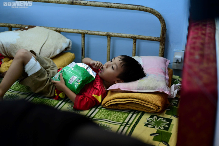 Em bé được đưa trở lại phòng y tế sân Hàng Đẫy.