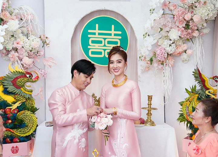 Nội dung “Lời hứa trước hôn nhân” của Hồ Quang Hiếu: “Tiền của em là của em, tiền của anh cũng là của em. Anh không thể đưa em đến cung trăng, nhưng có thể cùng em đi vòng quanh thế giới. Em chỉ cần xinh đẹp, mọi thứ để anh lo. Anh hứa sẽ không giấu em bất cứ điều gì, kể cả sổ hồng, sổ đỏ… Anh không thể thay em chịu nỗi đau sinh con, nhưng anh hứa sẽ trở thành một người đàn ông vững chãi cho mẹ con em dựa vào. Anh có thể không phải là người chồng tốt nhất nhưng anh sẽ nỗ lực để làm phiên bản tốt nhất của chính mình. Hãy tin tưởng đi cùng anh quãng đường còn lại em nhé”.