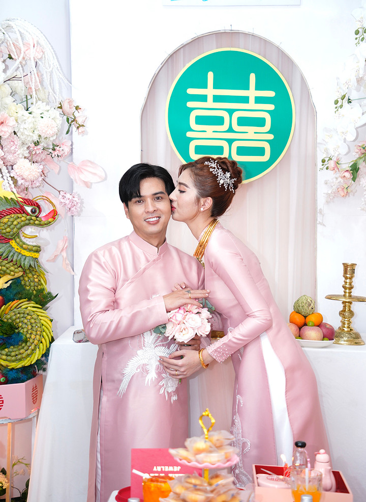 Sau nghe những lời hứa của chồng, Tuệ Như xúc động nghẹn ngào. Cả hai trao nhau nụ hôn trước sự chúc phúc của gia đình hai bên.