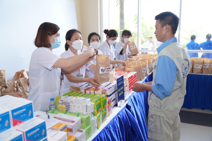 Các công nhân lần lượt đến địa điểm nhận thuốc miễn phí và lắng nghe hướng dẫn sử dụng từ đội ngũ y bác sĩ.