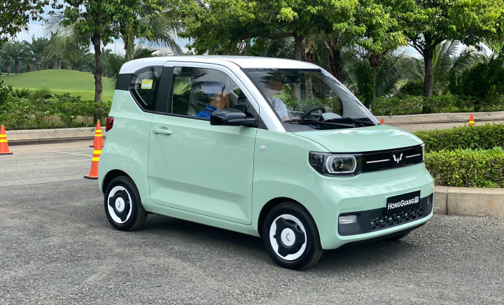 Ô tô điện mini HongGuang MiniEV có kích thước nhỏ gọn nên rất dễ lái, dễ căn chỉnh trong các không gian hẹp.