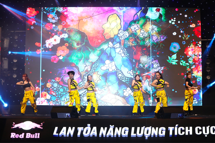 Các tiết mục trình diễn hoành tráng đến từ đội ngũ thanh niên công nhân.