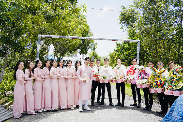 Hồ Quang Hiếu tiết lộ anh thức trắng cả đêm vì hồi hộp. “Đường đến nhà cô dâu khá xa và phải trải qua nhiều chặng đường. Trước đây, tôi từng về nhà vợ vài lần và cùng bố mẹ, họ hàng ăn uống vui vẻ. Mọi người hoà đồng và hợp tính tôi nên bản thân không bỡ ngỡ nhiều. Thật hạnh phúc vì ngày được đi hỏi vợ cuối cùng cũng đến”, Hồ Quang Hiếu thổ lộ.