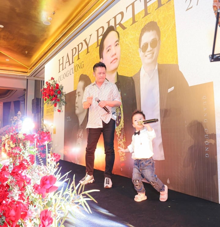 Benly là con trai út của Bằng Kiều, cậu bé tên thật là Bằng Nguyên, sinh năm 2021. Bé Benly mới 2 tuổi nhưng có đam mê đặc biệt với âm nhạc.