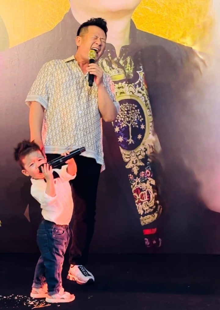 Trong buổi biểu diễn góp vui ở sinh nhật của "ông bầu" Quang Cường, Bằng Kiều cũng cho con trai út tới tham dự. Hai cha con đã cùng lên sân khấu, bé Benly cũng được đưa cho 1 chiếc micro để "biểu diễn" cùng bố.