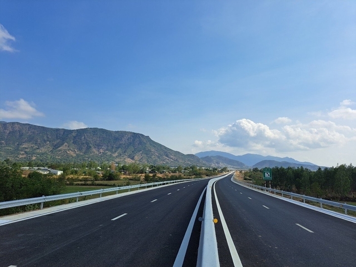 Cao tốc Bắc - Nam phía Đông, đoạn Nha Trang - Cam Lâm. (Ảnh: KC)
