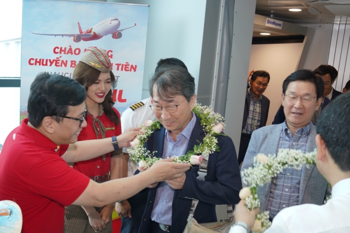 Vietjet đưa những du khách Hàn Quốc đầu tiên đến với nhà ga mới Phú Bài - 2