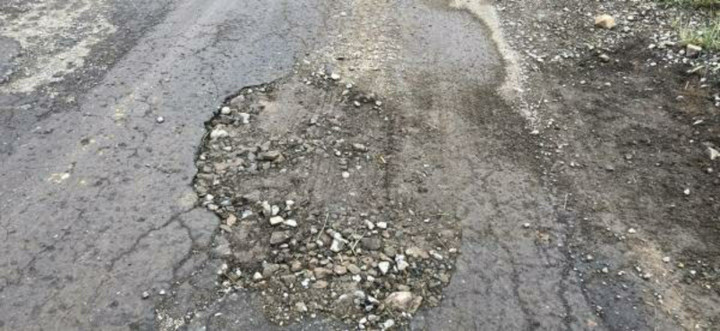 Một "ổ gà" do thanh niên tạo đã được người dân lấp lại.