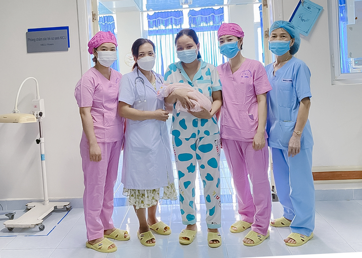 Sau 22 ngày được điều trị tích cực, bé gái sơ sinh nặng 1kg xuất viện. (Ảnh: Bùi Huân)