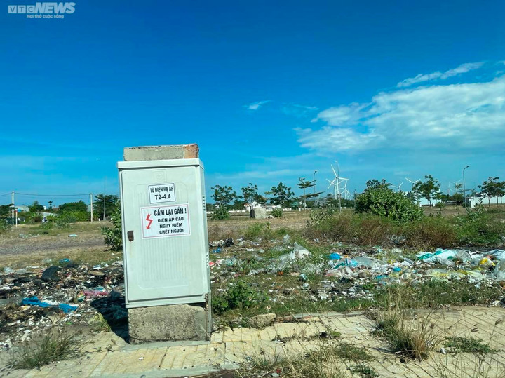 Khu TĐC ở thôn Phú Hậu (xã Cát Hải, huyện Phù Cát) thành "bãi tập kết" rác.