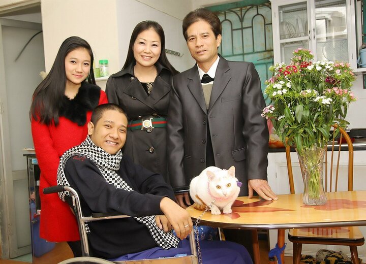 Minh Tuấn chụp hình cùng cả gia đình.