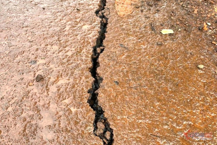 Không những nứt ở nền đất mà còn nứt cả nền đường nhựa.
