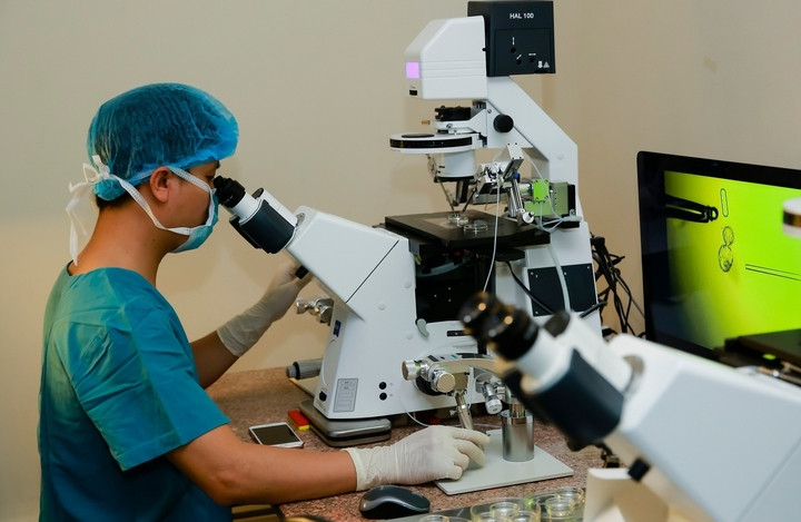Các cặp vợ chồng vẫn có cơ hội sinh con bình thường nếu xét nghiệm sàng lọc tìm phôi khỏe mạnh. (Ảnh: BVCC)