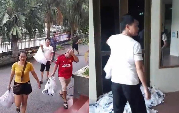 CĐV Nam Định mang áo đến trụ sở CLB để trả lại.