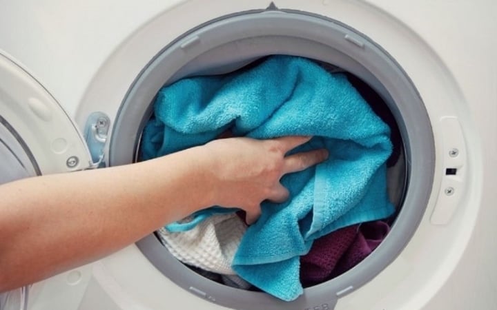 Vì sao giặt quần áo tại nhà không thơm lâu như ngoài tiệm? Có thể do bạn để quần áo qua đêm trong máy giặt.