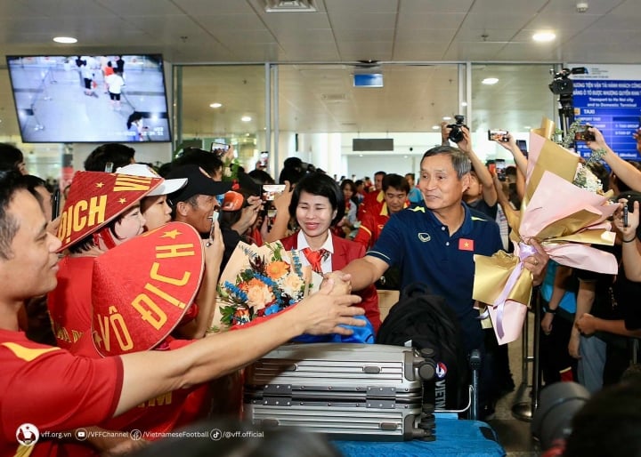 HLv Mai Đức Chung bước ra sảnh sân bay trong sự chào đón của người hâm mộ.