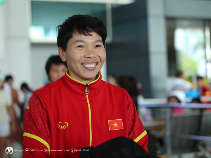 Thủ môn Trần Thị Kim Thanh cùng một số thành viên của đội tuyển nữ Việt Nam về TP.HCM, hạ cánh trước nhóm còn lại khoảng 1 giờ.