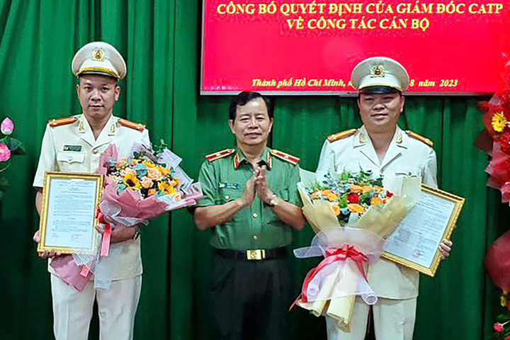 Trung tá Nguyễn Thành Hưng (trái) nhận quyết định.