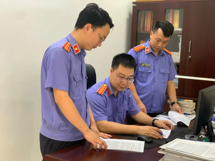 Cán bộ, kiểm sát viên Viện KSND huyện Vĩnh Tường thực hiện nhiệm vụ. (Ảnh: Báo Vĩnh Phúc).