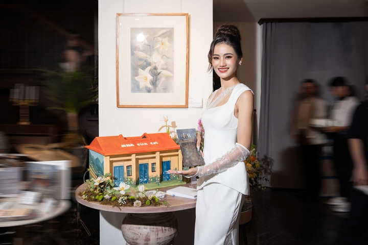 Hoa hậu Ý Nhi tại triển lãm hôm 28/7.