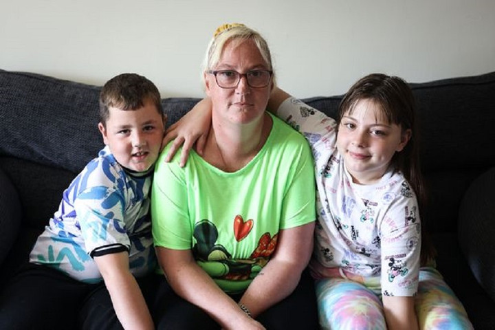 Sức khỏe của 3 mẹ con ảnh hưởng nhiều khi sống trong ngôi nhà này.