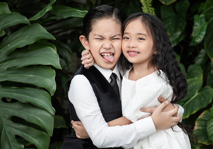 Nhìn Kubi và Anna quấn quýt nhau trước ống kính, Phan Hiển rất hạnh phúc. Anh tâm sự, lúc Anna còn nhỏ, nàng công chúa nhỏ tính cách khá “chảnh”, hay giành đồ chơi, thậm chí bắt nạt anh trai. Nhưng càng lớn, Anna càng hiền dịu và bớt “đành hanh” với Kubi.