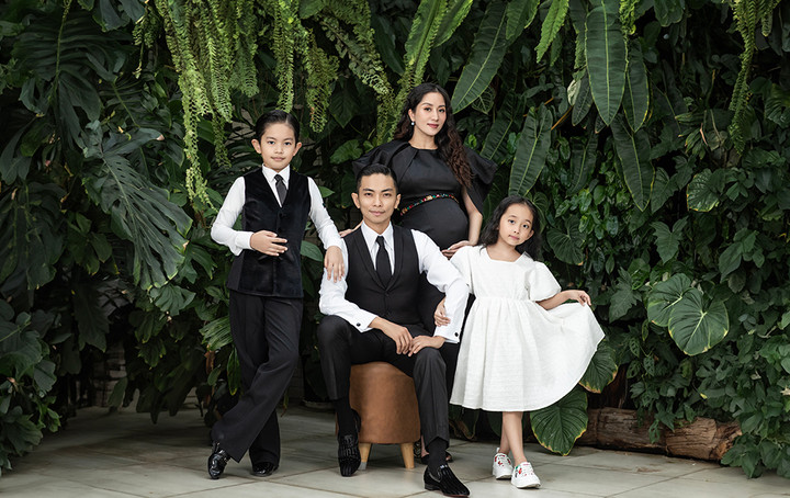 Trong bộ ảnh mới, vợ chồng Khánh Thi - Phan Hiển đóng nhân vật “phụ” bên cạnh hai con Kubi, Anna. Nữ kiện tướng chia sẻ rằng vì đang mang bầu hơn 7 tháng nên cơ thể nặng nề và hay bị mệt, do đó cô không còn nhiều năng lượng để chụp hình như trước.