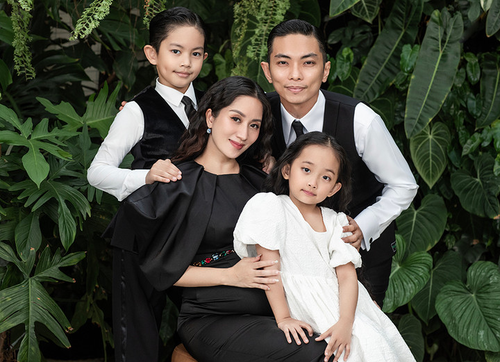 Gia đình Khánh Thi cùng diện trang phục đen - trắng giữa khu vườn ngập cây xanh tại nhà riêng. Đây cũng là không gian yêu thích của cả gia đình. Khu vườn được Phan Hiển lên ý tưởng và tự tay chăm sóc từ đợt giãn cách vì dịch COVID-19.