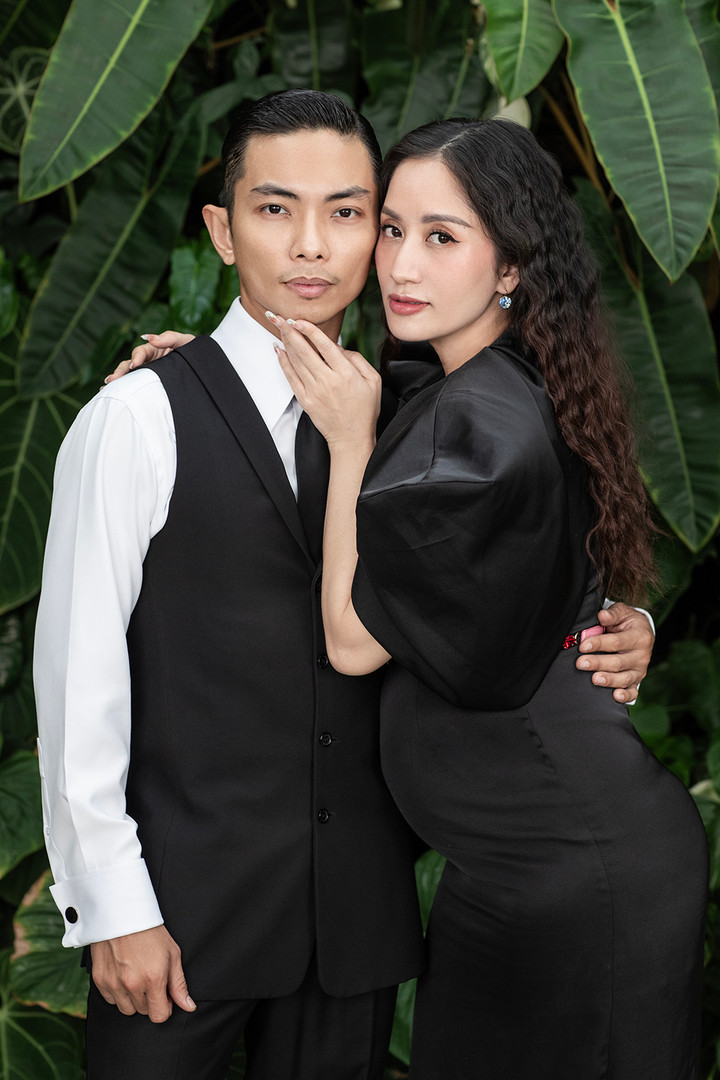 Chỉ còn 2 tháng nữa là “vượt cạn”, Khánh Thi vẫn chăm chỉ làm việc ở vai trò quản lý trung tâm dance sport, Viện trưởng Viện Văn hóa nghệ thuật của trường Đại học Kinh tế - Tài chính TP.HCM. Cô được bác sĩ chỉ định sẽ sinh mổ do bầu bí ở độ tuổi ngoài 40. Hơn nữa, hai lần “vượt cạn” trước đây, nữ kiện tướng cũng chọn phương pháp sinh mổ. Cô không có kế hoạch sẽ “nằm ổ” lâu và tùy vào tình hình sức khỏe sau sinh, cô sẽ nhanh chóng đi làm trở lại, đồng thời lấy lại vóc dáng.