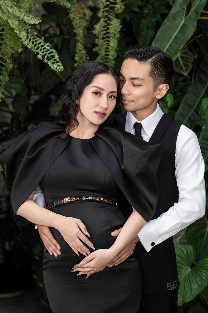 Cách đây ít ngày, Khánh Thi đưa 2 con ra Hà Nội xem concert của nhóm BLACKPINK. Cả hai nhóc tỳ đều hào hứng ngồi xem concert gần 2 tiếng đồng hồ, thậm chí liên tục hát và nhảy theo vũ đạo các bài hit của thần tượng. Khánh Thi cho biết, cô quyết định chiều các con bởi sắp tới, hai bé sẽ phải san sẻ tình yêu và quan tâm của bố mẹ với em út. Từ lúc biết sắp có em, Kubi và Anna đã luôn mong ngóng ngày em chào đời, ngày nào cũng xoa bụng mẹ, áp tai nghe tiếng đạp của em bé.