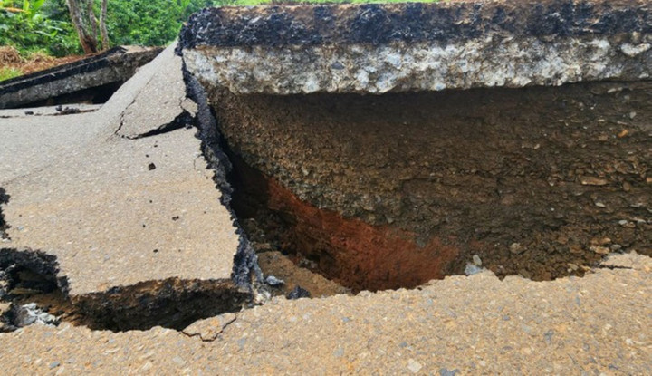 Vết nứt rất lớn trên đường tránh phía Nam TP Bảo Lộc.