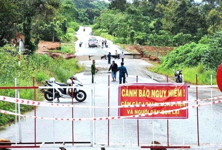 Phong tỏa tuyến đường bị sụt lún nguy hiểm.