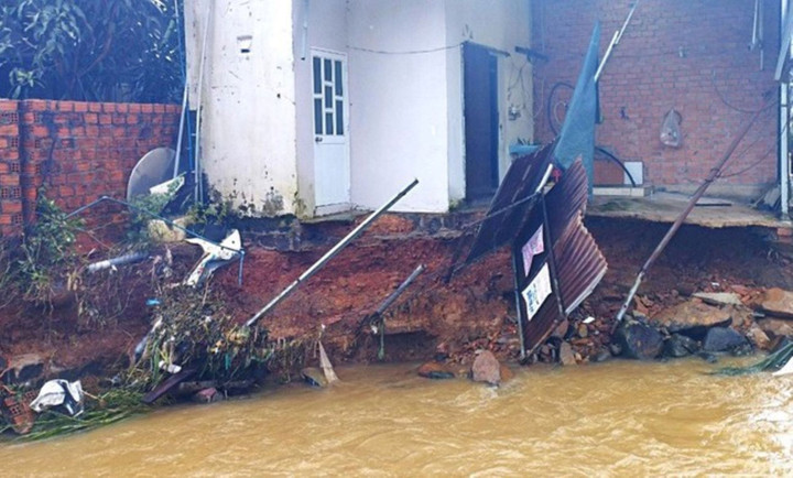 Nước suối Đại Lào dâng cao gây sạt lở nhà dân.