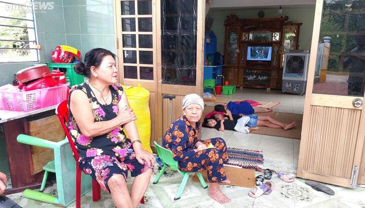 Gia đình ông Nguyễn Văn Hùng với 3 thế hệ, 9 nhân khẩu sống trong căn nhà xuống cấp nhưng không thể sửa chữa.
