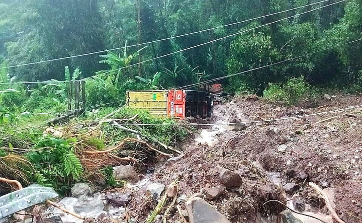 Lượng đất đá đổ xuống đường, đoạn qua đèo Đất.