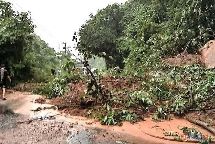 Ngổn ngang đất đá đổ xuống đường.