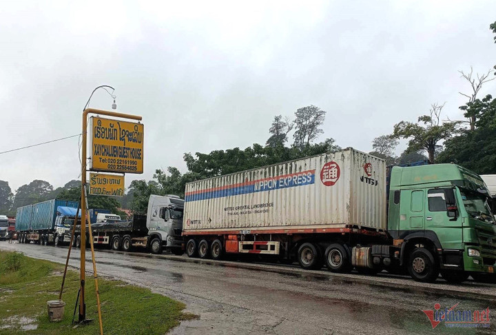 Xe nối đuôi dài, ùn tắc do sạt lở.