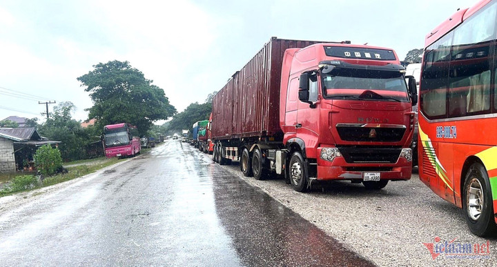 Xe từ Việt Nam vào địa phận nước bạn Lào bị ùn ứ hàng dài, cách địa điểm sạt lở hàng chục cây số.