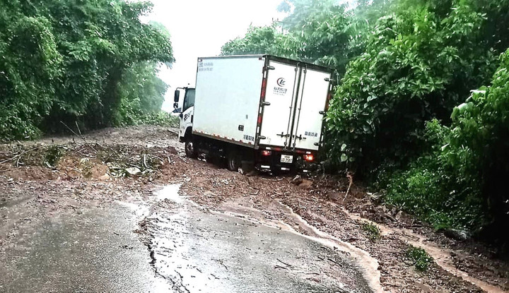 Mưa lớn trong những ngày qua khiến tuyến đường độc đạo từ nước bạn Lào đi cửa khẩu quốc tế Cầu Treo (Hà Tĩnh) bị sạt lở nghiêm trọng.