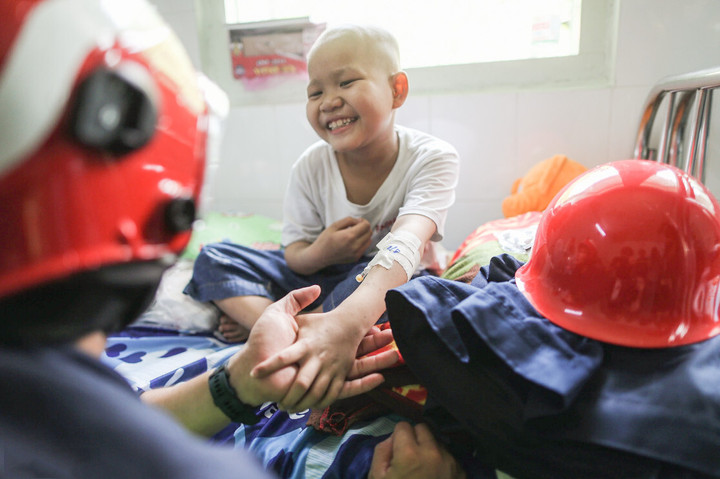 Cậu bé bị ung thư máu làm lính cứu hoả ngay trong bệnh viện - 3